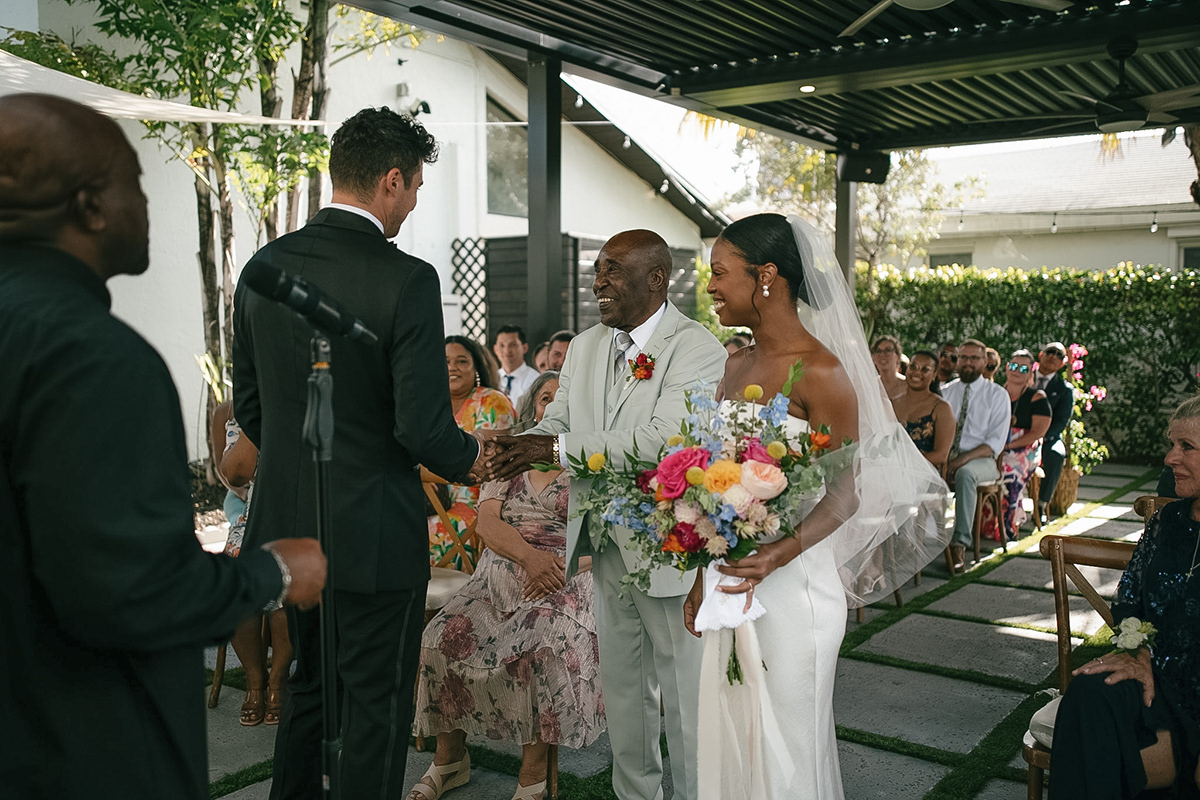 828c15b4-9de5-4245-9bf8-070ea4bec229_rw_1200